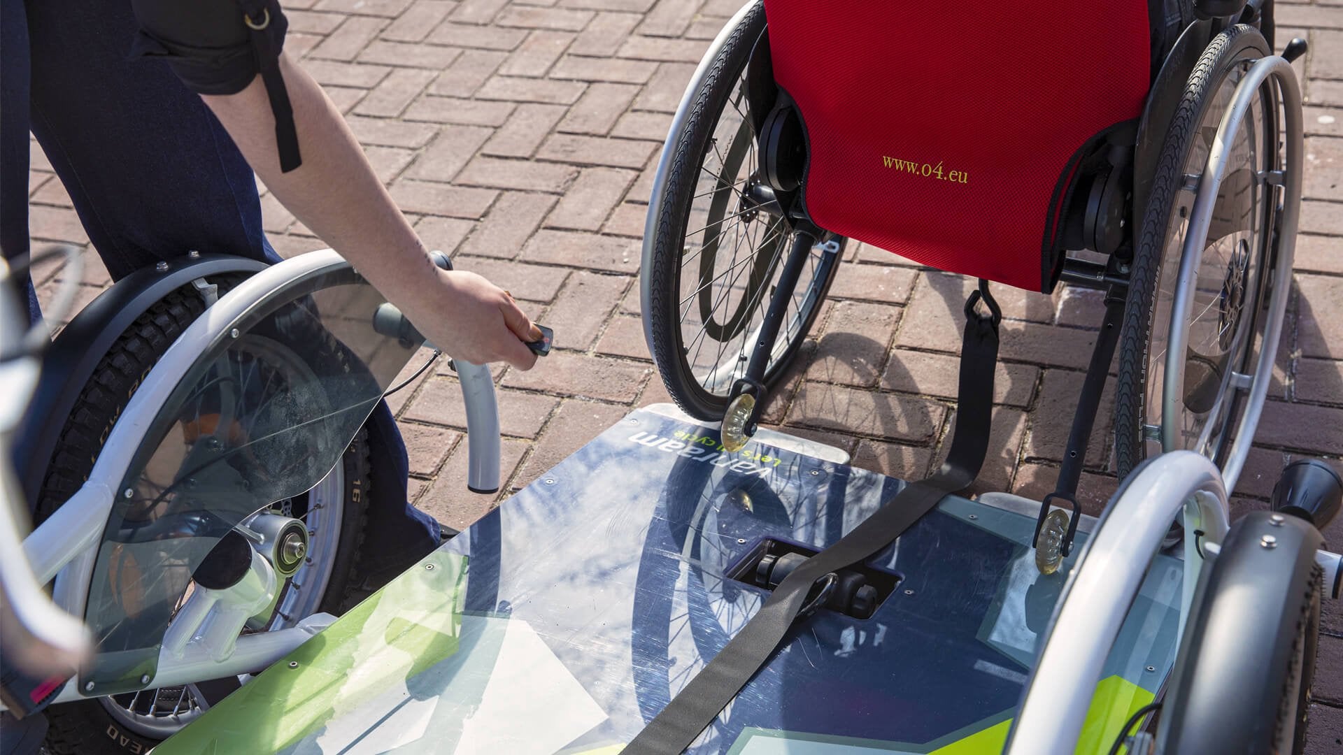 Scooter elettrico per sedia a rotelle VeloPlus di Van Raam