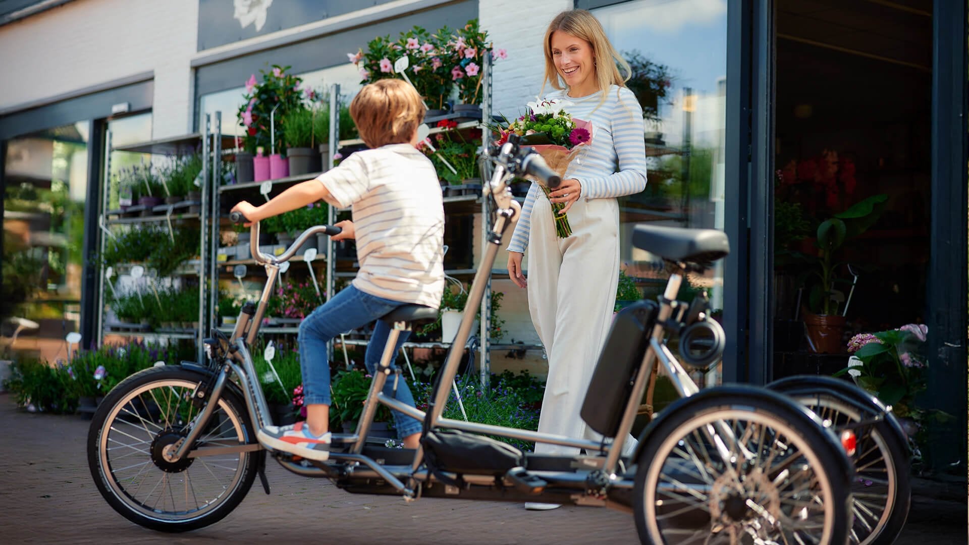 Triciclo elettrico tandem con bambino davanti