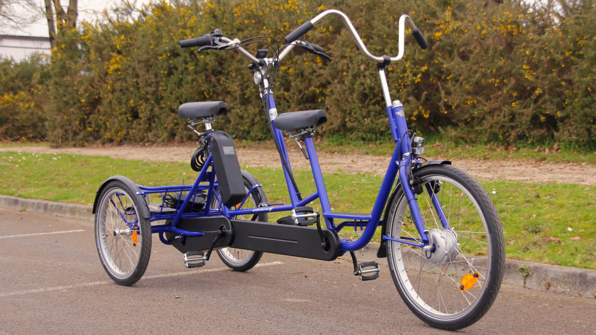 Triciclo elettrico tandem con bambino davanti